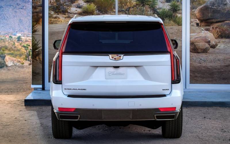 Comparison Cadillac Escalade Sport Platinum 2021 vs Ford Expedition Platinum 2019 SUV Drive